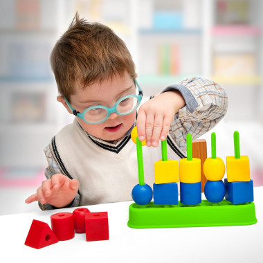 Vaikas, žaidžiantis su Miniland lavinamuoju rinkiniu Abacolor Maxi