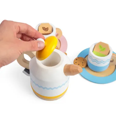 Bigjigs arbatėlės rinkinys (9 el.) iš arti, matosi ranka ir nuimamas arbatinuko dangtis