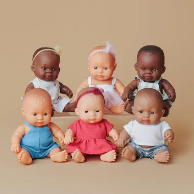 Miniland lėlė berniukas mėlynu kombinezonu (21 cm.) ir kitos serijos lėlytės