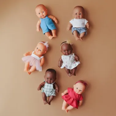 Miniland lėlė berniukas mėlynu kombinezonu (21 cm.) ir kitos serijos lėlytės