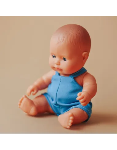 Miniland lėlė berniukas mėlynu kombinezonu (21 cm.)