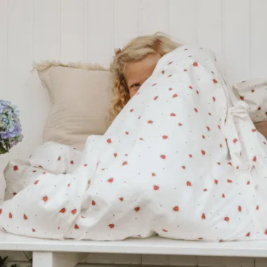 Vanilla Copenhagen patalynė ir sėdinti mergaitė