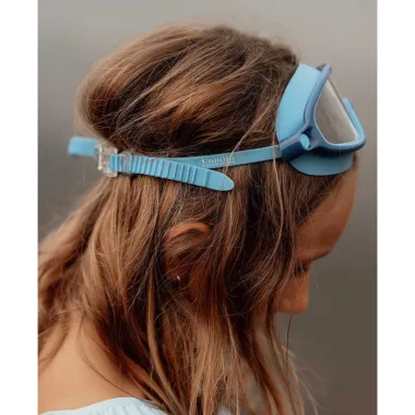 Mėlyni platūs plaukimo akiniai vaikams (3-8 m.) ant mergaitės galvos