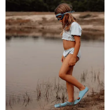 Mėlyni platūs plaukimo akiniai vaikams (3-8 m.) ir mergaitė