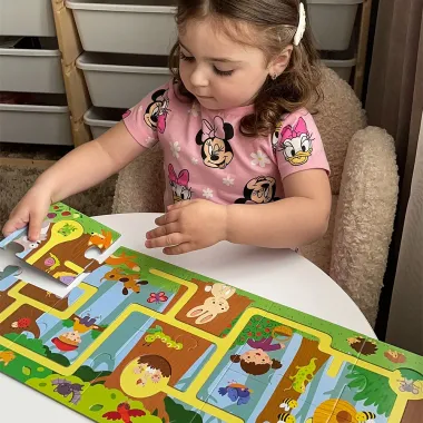 Dodo dėlionė-labirintas Miškas (10 det.) ir žaidžianti mergaitė