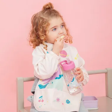 Miniland vaikiška gertuvė su šiaudeliu Pasaka ir ją laikanti mergaitė