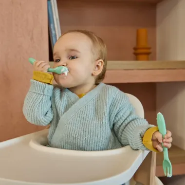 Miniland lankstūs vaikiški įrankiai - valgančio vaiko su įrankiais vaizdas