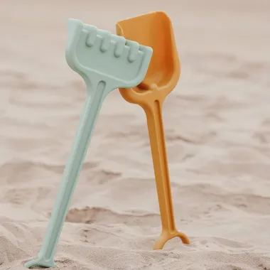 Miniland EKO didelis smėlio kastuvas ir grėblys Cool (50 cm) paplūdimyje