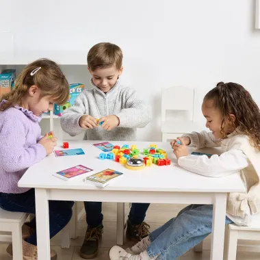 Miniland stalo žaidimas Clickies - žaidžiančių vaikų vaizdas