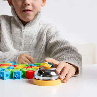 Miniland stalo žaidimas Clickies - skambučio ir žaidžiančio vaiko vaizdas