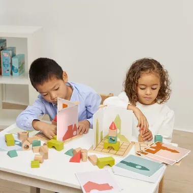 Miniland lavinamasis žaidimas Shape makers ir žaidžiantys vaikai