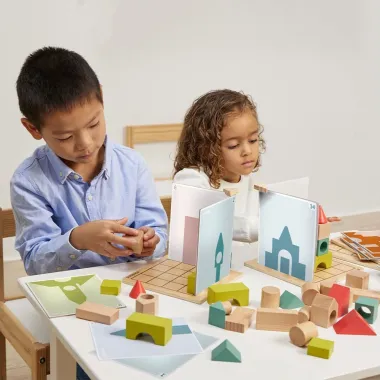 Miniland lavinamasis žaidimas Shape makers ir žaidžiantys mergaitė su berniuku