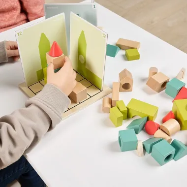 Miniland lavinamasis žaidimas Shape makers - vaikiškos rankos ir žaidimo vaizdas
