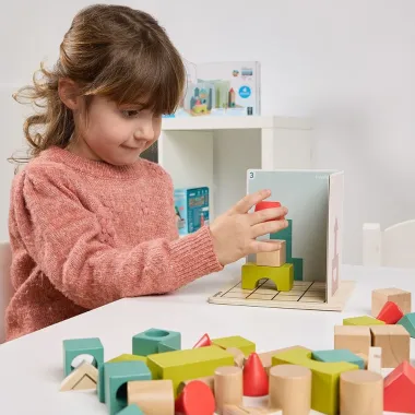 Miniland lavinamasis žaidimas Shape makers ir žaidžianti mergaitė