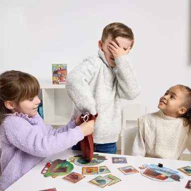 Miniland stalo žaidimas Topo Top ir žaidžiančių mergaičių bei berniuko vaizdas