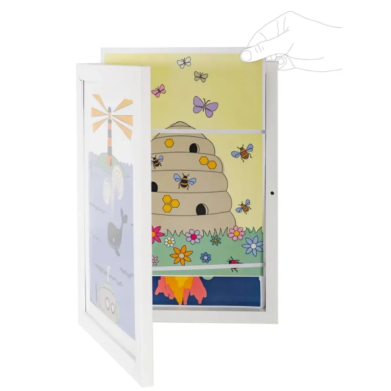 Vaikų piešinių atidaromas rėmelis - atidaryto vaizdas baltame fone