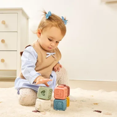 Minkštos sensorinės kaladėlės su reljefinėmis formomis ir skaičiais.