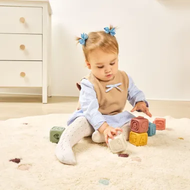 Mergaitė žaidžia su silikoninėmis kaladėlėmis - Miniland kūdikiams nuo 6 mėn.