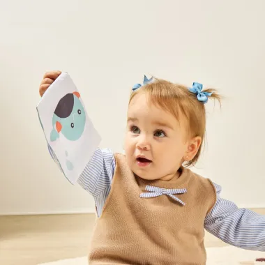 Kūdikis rodo vieną iš kontrastingų kortelių