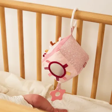 Ružavas lavinamasis kubas kūdikiams Miniland pakabintas ant lovytės