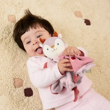 Mergaitė žaidžia su Miniland migduku kūdikiams Elniukė iš dovanų rinkinio kūdikiams