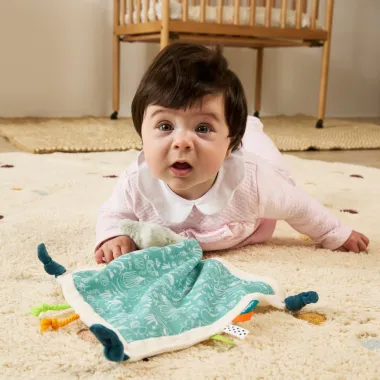 Mergaitė žaidžia su Miniland migduku kūdikiams Vandenynas