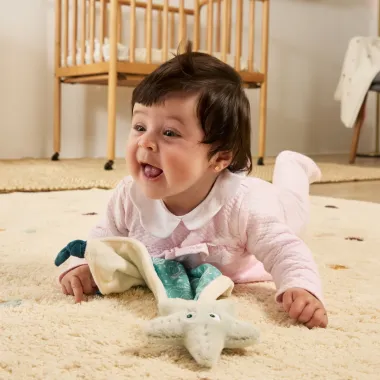 Kūdikio migdukas Vandenynas su miela jūros žvaigžde