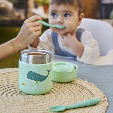 Vaikas maitinamas iš Miniland maisto termoso Banginis