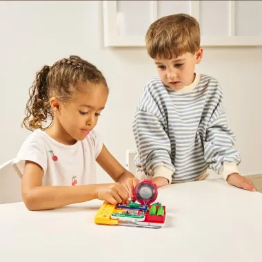 Vaikai jungia komponentus ir mokosi, kaip gimsta garsas