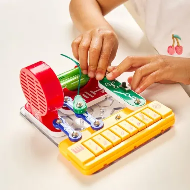 Vaikai konstruoja elektrinį pianiną su Miniland Electrofun moksliniu rinkiniu