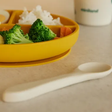 Prilimpanti silikoninė lėkštė, seilinukas, puodelis ir šaukštelis