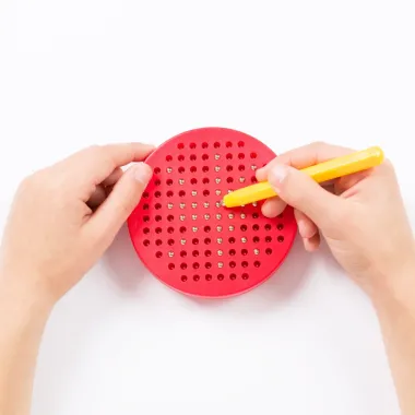 Vaikas piešia snaigę su imapad magnetine lenta