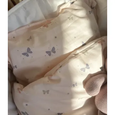 Ružavapatalynė mergaitei su drugeliais