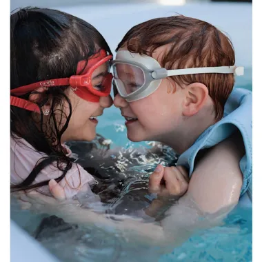 Raudoni ir balti platūs plaukimo akiniai vaikams (3-8 m.) ir vaikai vandenyje