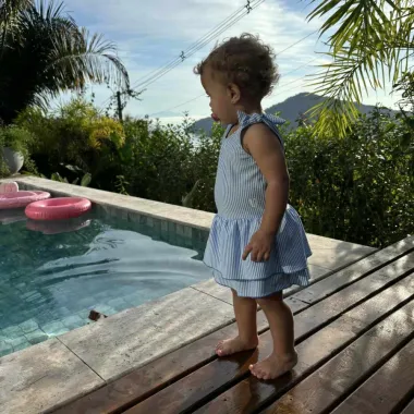 Mergaitė su Vanilla Copenhagen maudymosi kostiumėliu