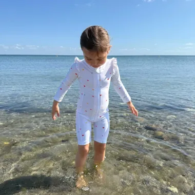 Mergaitė paplūdimyje su Vanilla Copanhagen maudymuku su širdelėmis