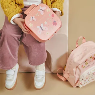 Mergaitė atidarinėja Miniland pietų dėžutę Butterfly