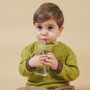 Berniukas geria iš Miniland Kiddie Bottle Explorer gertuvės su šiaudeliu