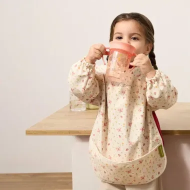 Mergaitė dėvi seilinuką-marškinėlius su drugeliais ir gėlėmis Miniland Butterfly