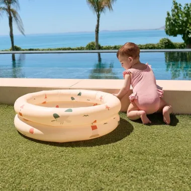 Pirpučiamas Miniland baseinas Švyturys ant žolytės, šalia mergaitė