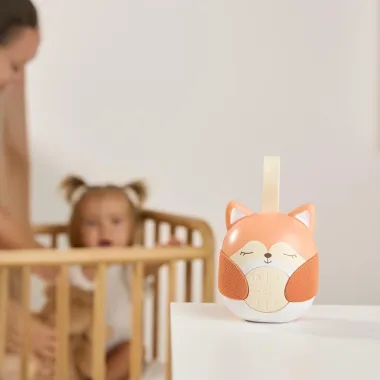 Miniland Foxy Dreamer migdukas padėtas ant stalo vaiko kambaryje